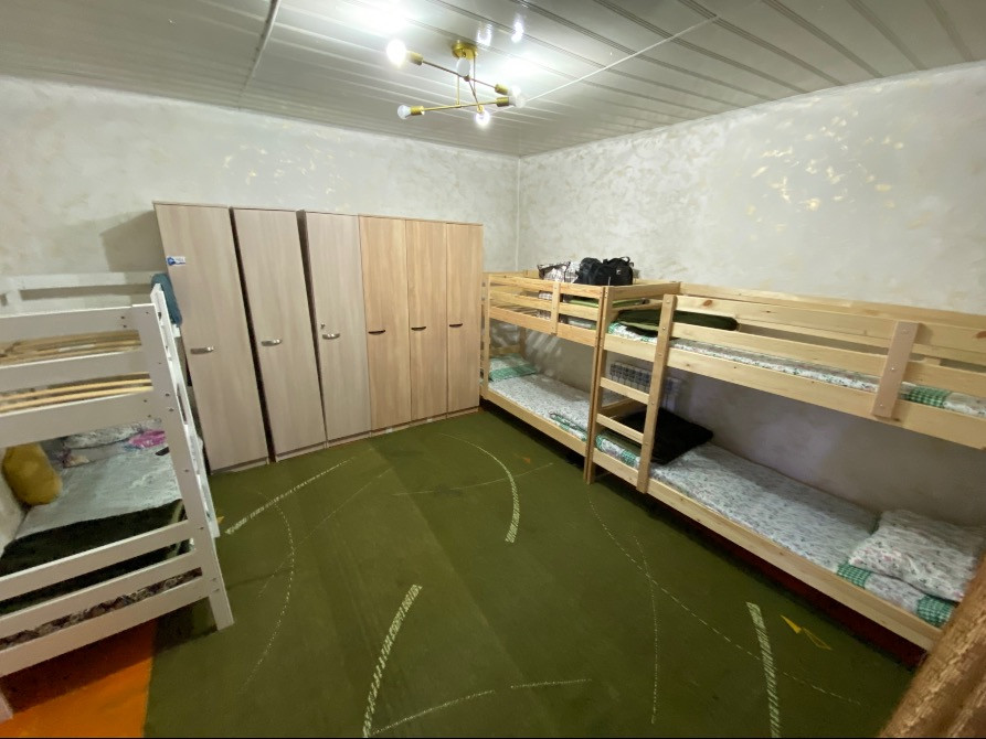 Просторная комната с памятью двухъярусных кроватей