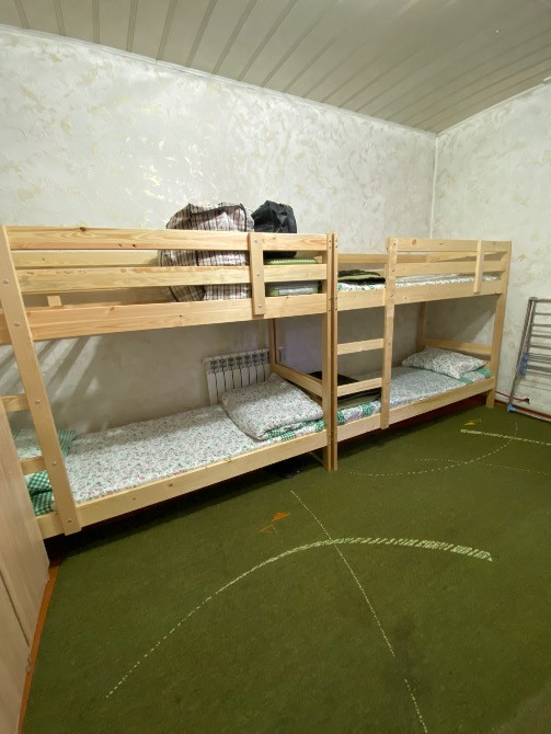 Комната с двухъярусными кроватями и минималистичным дизайном