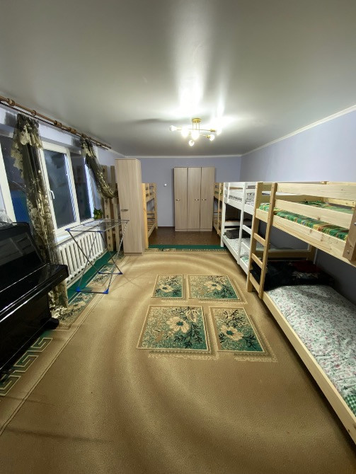Просторная комната с двумя рядами двухъярусных кроватей