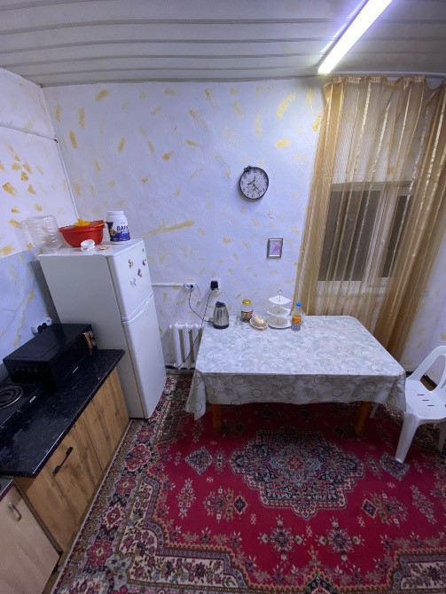 Кухня с обеденным столом и бытовыми приборами