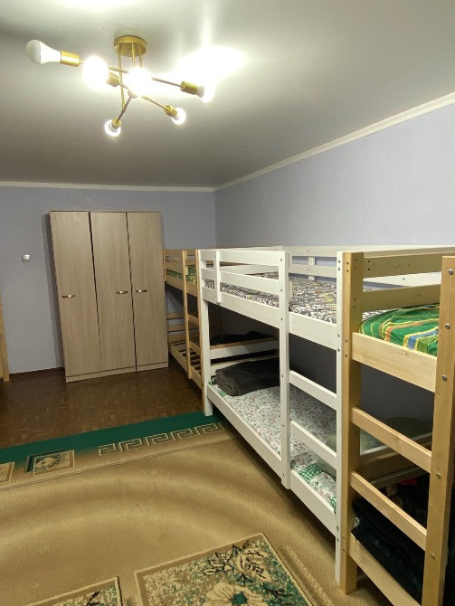 Внутренний вид комнаты с кроватями и шкафом