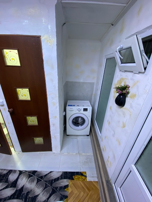 Уголок с стиральной машиной и окнами