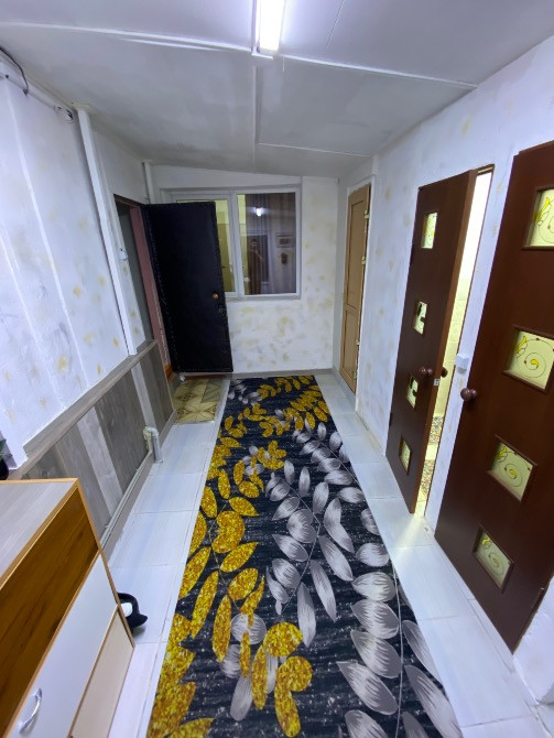 Уютный коридор с дверями и стиральной машиной