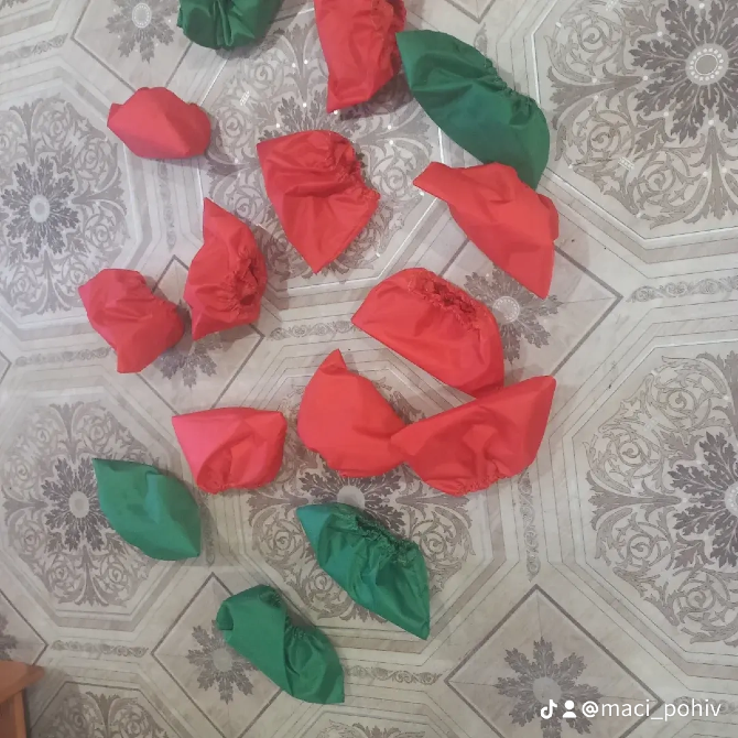 Қызыл және жасыл маталардың едендегі суреті