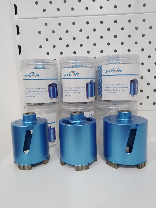 Синие алмазные коронки разных размеров и упаковка для коронок с информацией о характеристиках