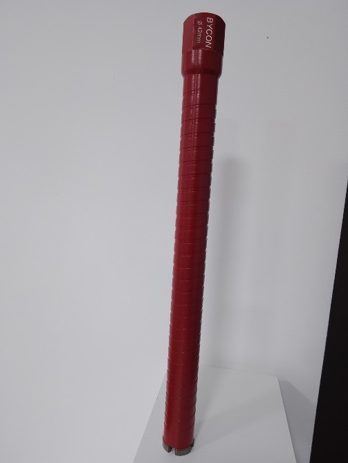 Красный фитинг BYCON в вертикальном положении