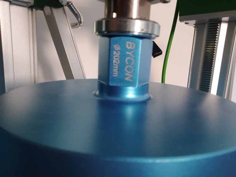 Цилиндрдің жоғарғы бөлігінде 202 мм диаметрі бар BYCON маркалауымен бөлшек