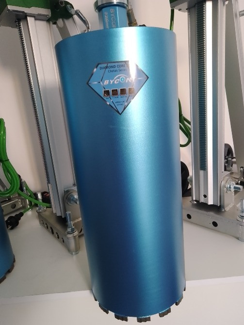 Көк металл цилиндрі, этикеткадағы логотиппен