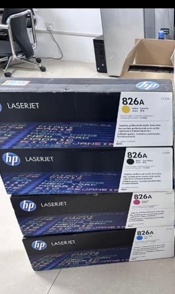 Картриджи HP LaserJet 826A, черный, пурпурный, желтый и голубой цвет на полке