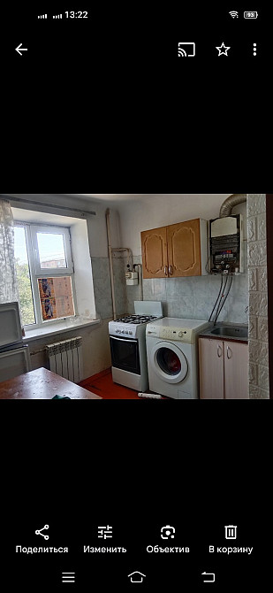 Кухня с бытовой техникой и окном