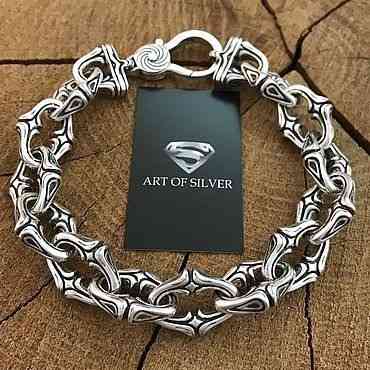 Art of Silver логотипімен және ағаш фонымен күміс білезік