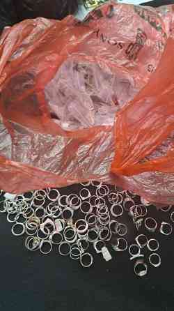 Пакет с множеством серебряных колец