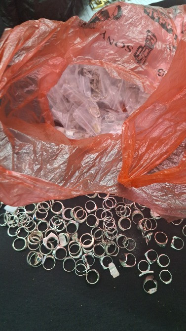 Пакет с множеством серебряных колец