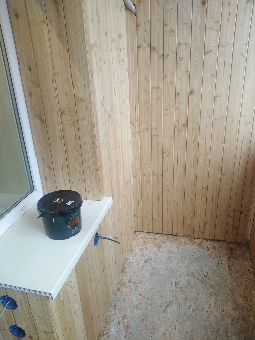 Интерьер с деревянной отделкой и материалами на столе