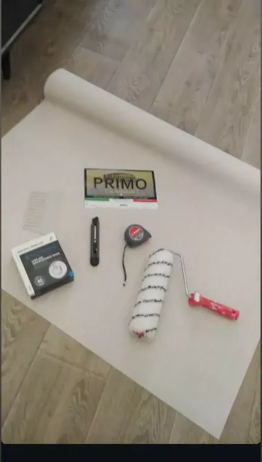 Материалы для ремонта, включая валик, рулетку и краску