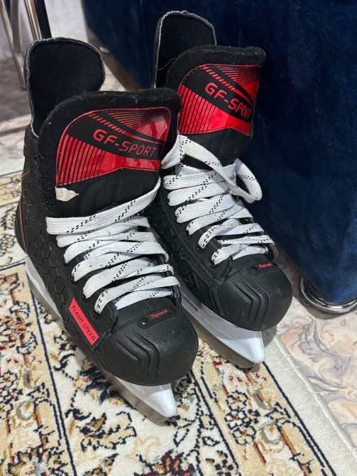Коньки для фигурного катания GF-Sport с черно-красным дизайном и белыми шнурками