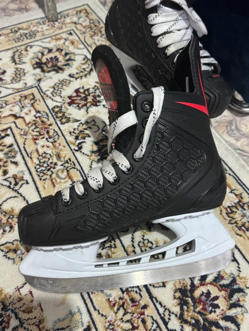 Коньки GF-Sport на ковре с подробным видом на лезвие и подошву