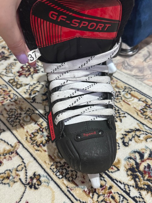 Вид сверху на коньки GF-Sport с размерами, показывающий шнуровку и логотип