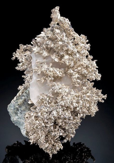 минерал с кристаллической структурой на черном фоне