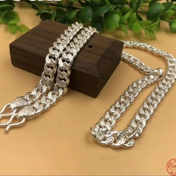 серебряные цепочки на деревянной подставке