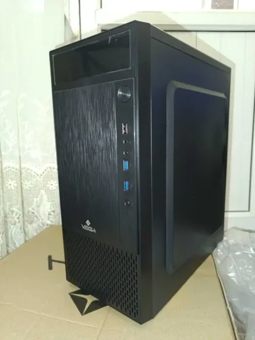 Корпус компьютера с передней панелью, USB-портами и оригинальным дизайном