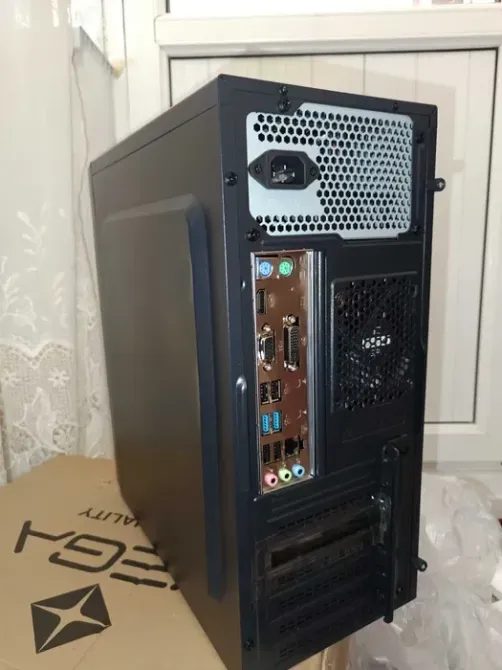 Задняя панель компьютерного корпуса с разъемами и вентиляцией