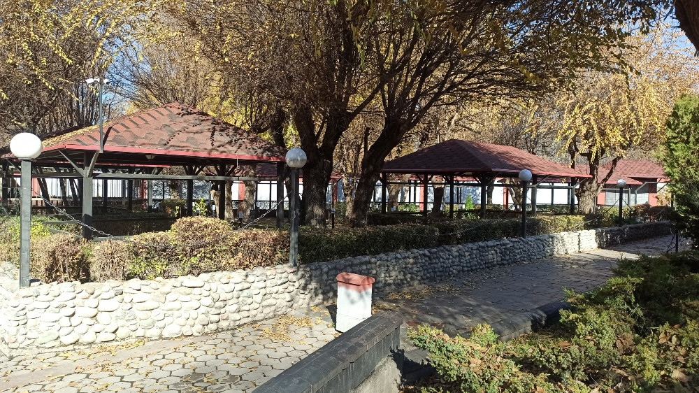 Ағаштар арасында жолдары бар беседкалар