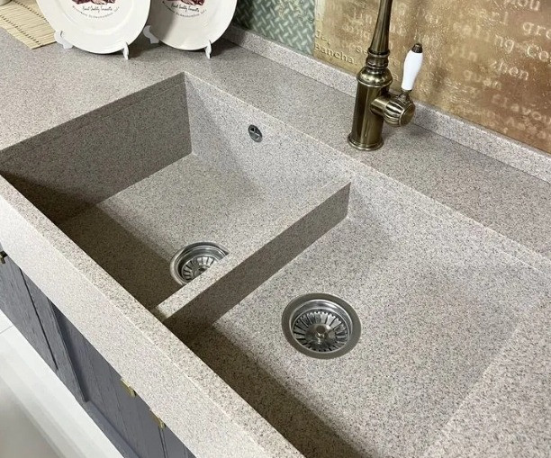 Ыңғайлы ас үй қара үстелі мен заманауи кранмен ағаш өңдеу фонында