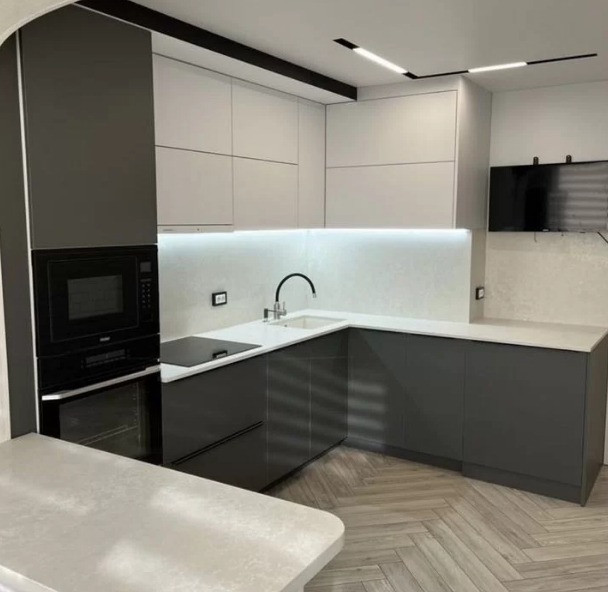 Заманауи ас үй ақ мәрмәр үстелі мен алтын кранды раковинасы