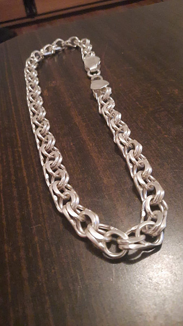 Изображение серебряной цепочки на столе