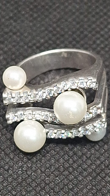 Кольцо с жемчугом и стразами на черном фоне