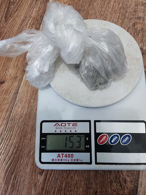 весы с упаковкой и несколькими предметами