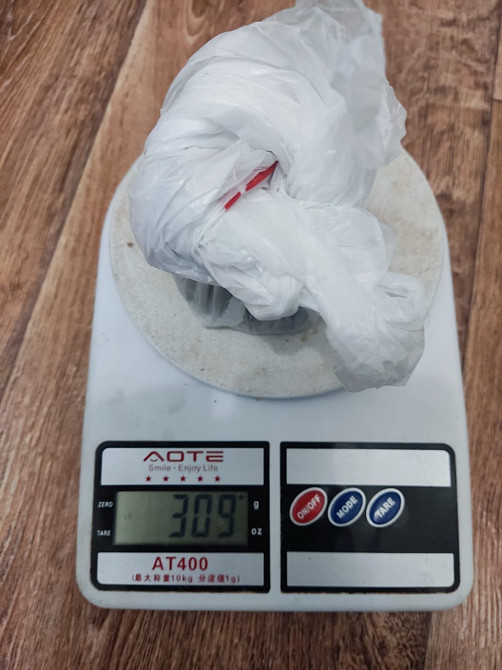 весы с предметом в упаковке