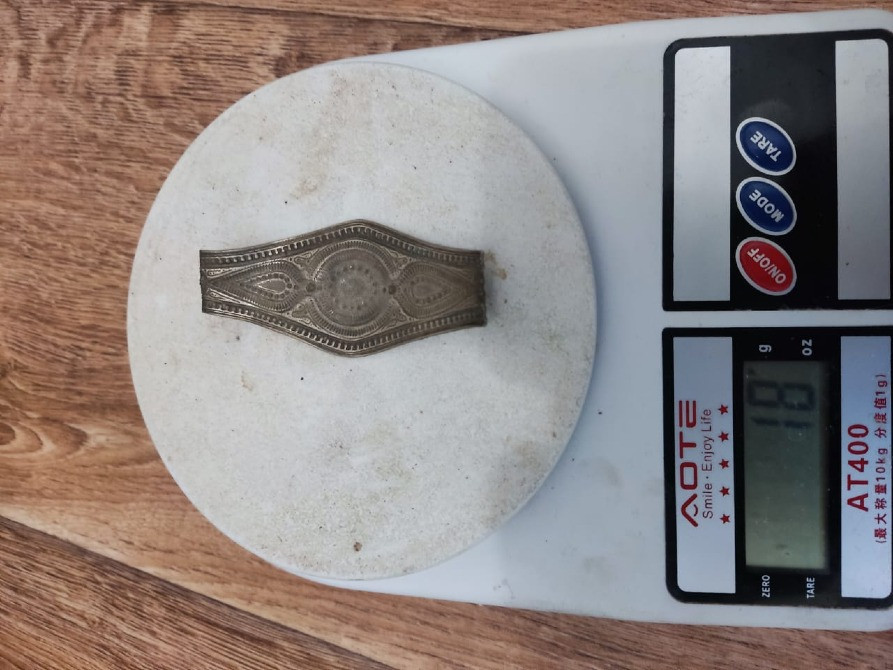 весы с металлическим изделием