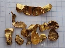 золотые самородки на клетчатом фоне