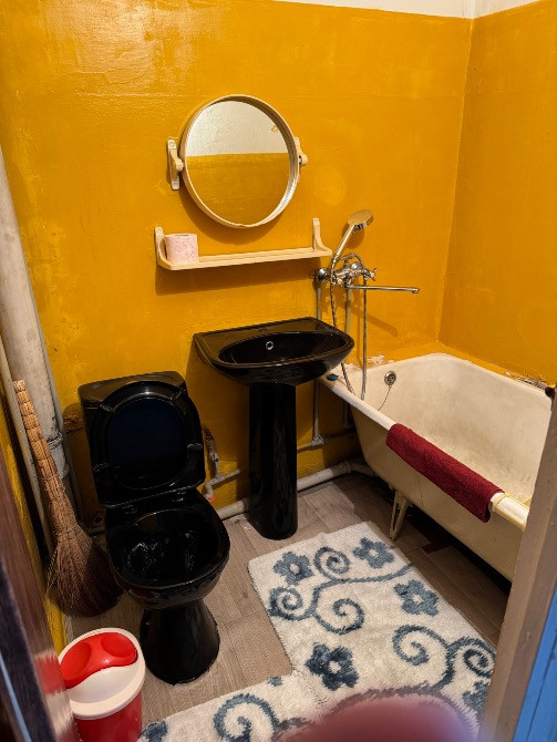 Ванная комната в желтых тонах с ванной и туалетом