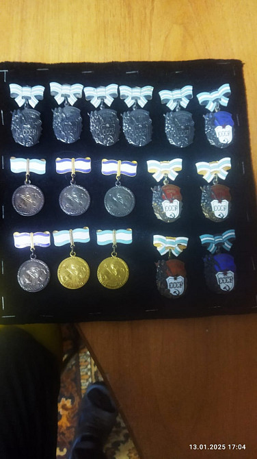 Награды с лентами на светлом фоне