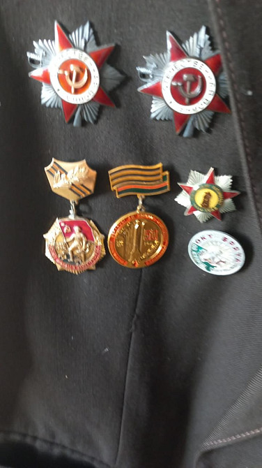 Медали с символикой на темном фоне