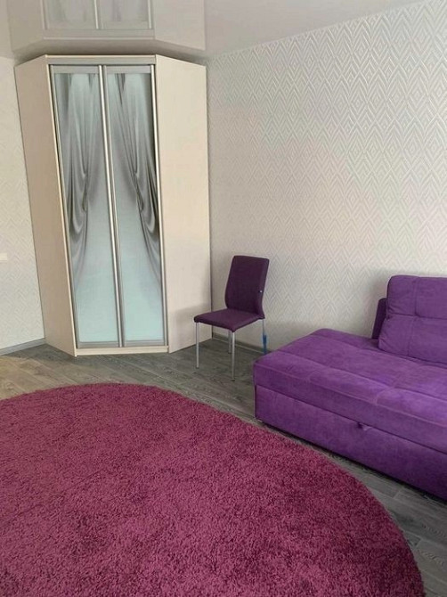 Интерьер с шкафом и фиолетовым диваном