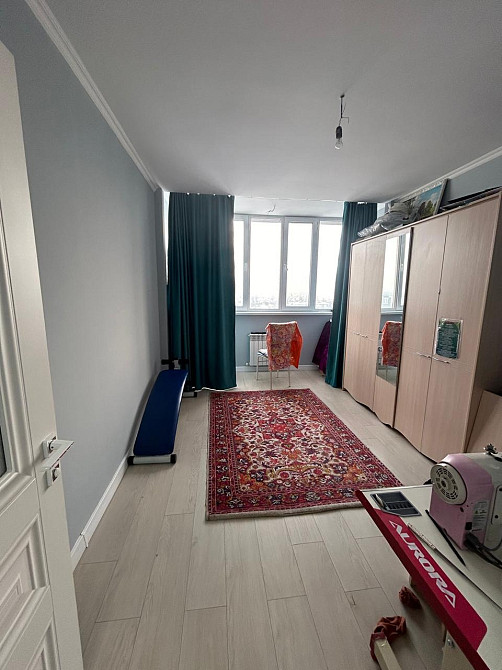 Киім бөлмесі мен кілемі бар бөлме