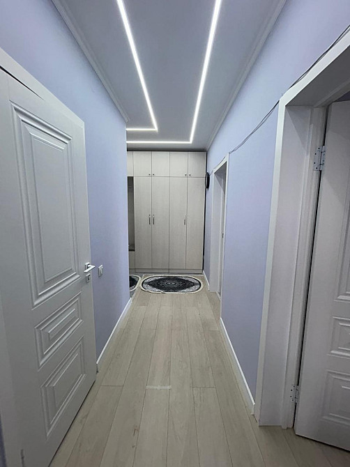 Заманауи шамдары мен шкафы бар дәліз