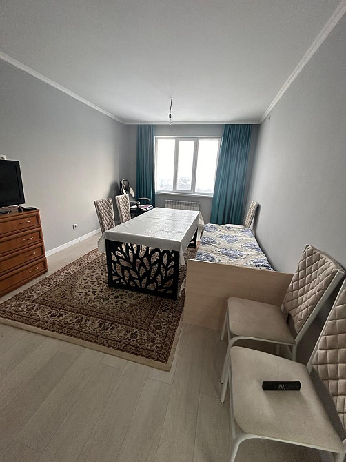 Ас бөлмесі дастарқан мен теледидармен