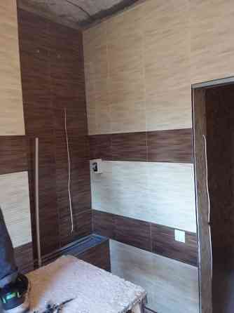 Заманауи стильдегі ванна бөлмесі туалет, раковина және ваннамен