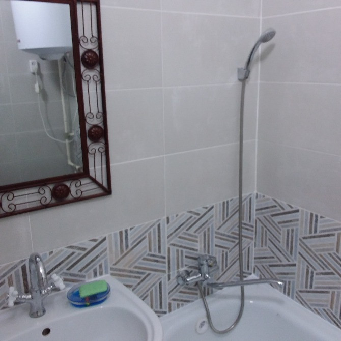 Ванная комната с душем и стильным дизайном зеркала