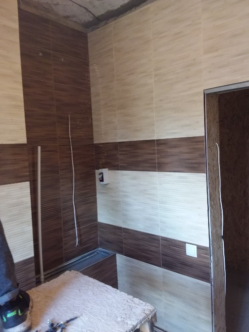 Процесс ремонта ванной комнаты с недостроенной планировкой