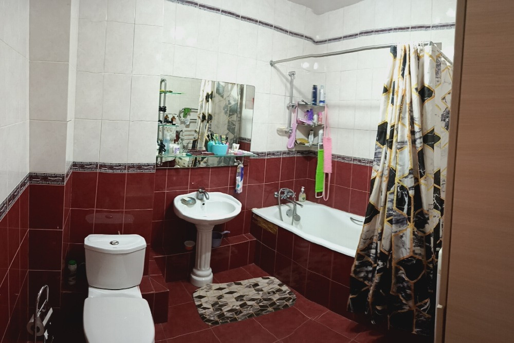 Ванная комната с унитазом и раковиной