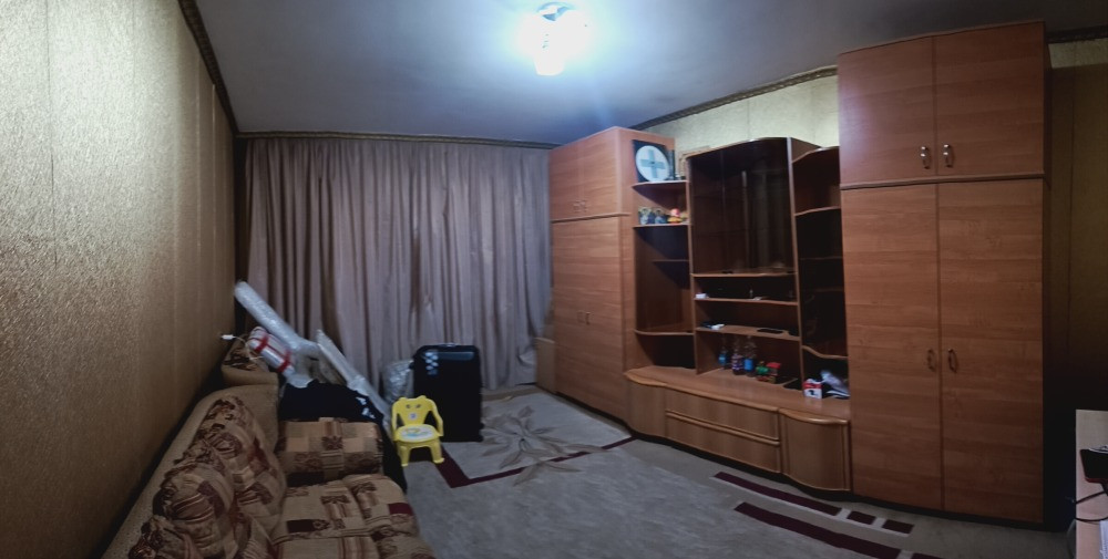 Комната с мебелью и дверями, обрамленными текстилем