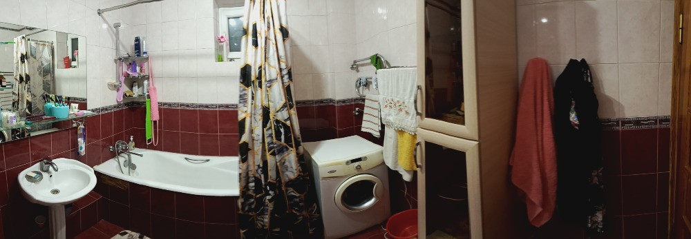 Ванная комната с ванной и стиральной машиной