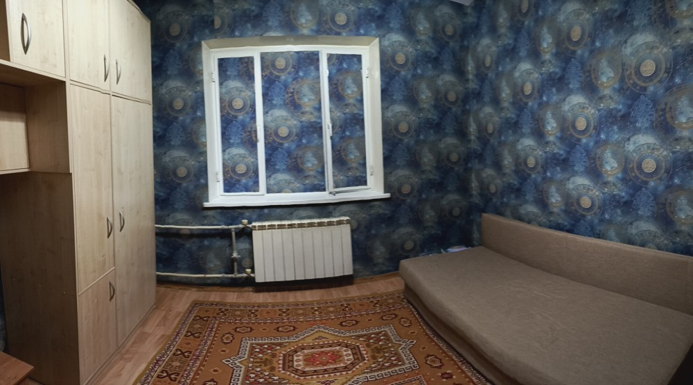 Комната с диваном и шкафом, оформленная в сине-золотых тонах