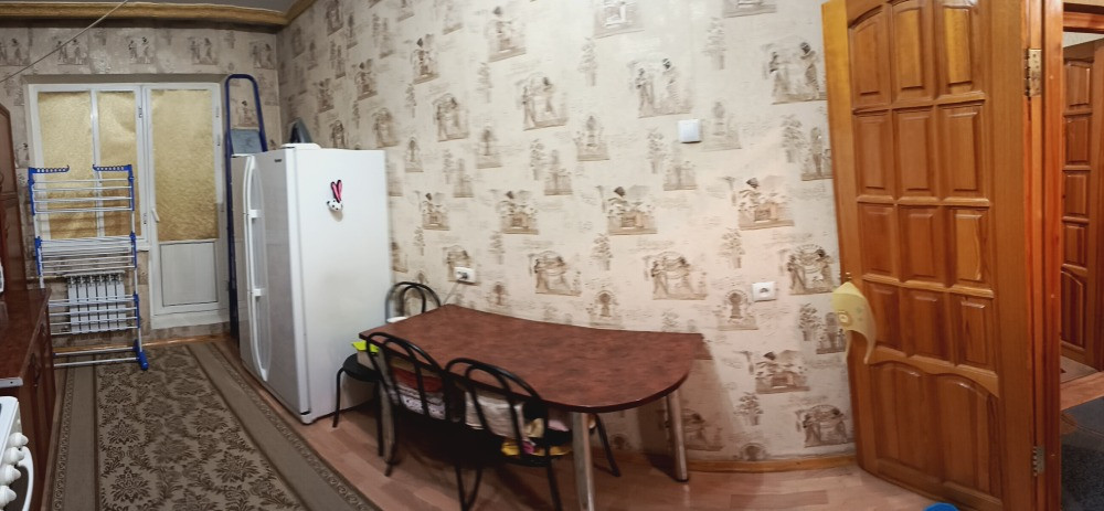 Столовая зона с холодильником и столом